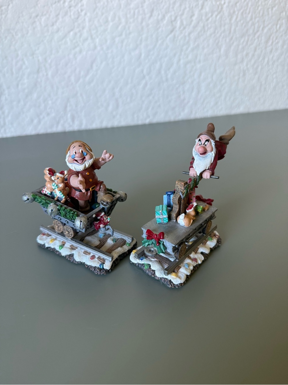 Two Of The Danbury Snow White Seven Dwarfs Christmas Train Disney Holiday READ